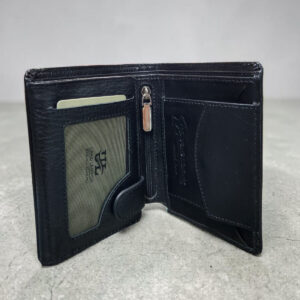 প্রিমিয়াম লেদার ওয়ালেট – স্টাইল ও স্মার্টনেসের পারফেক্ট কম্বিনেশন